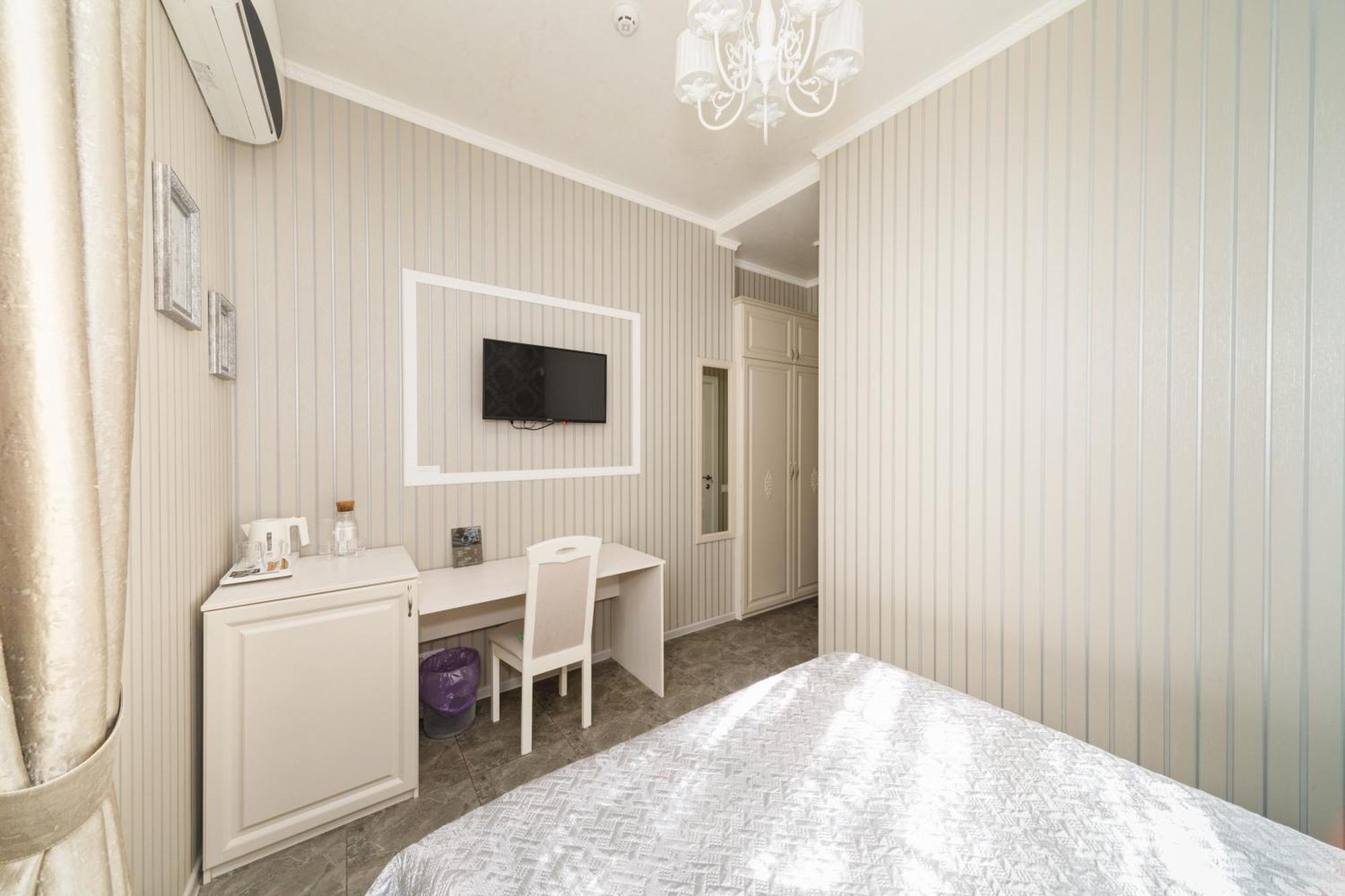 L.O.Y Family Hotel Dnipro Esterno foto