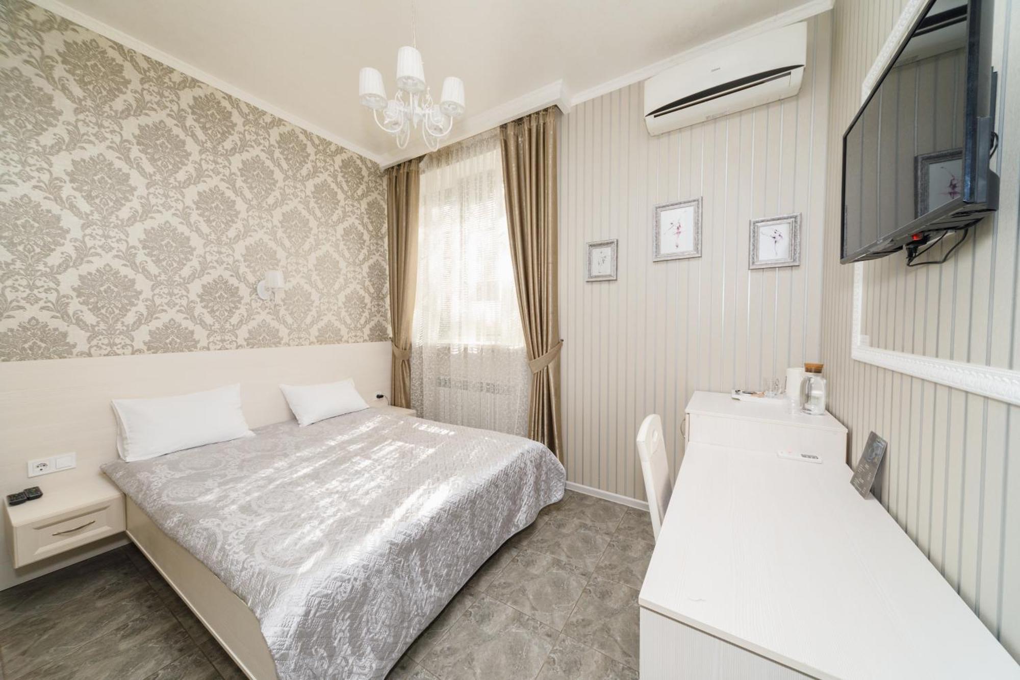 L.O.Y Family Hotel Dnipro Esterno foto