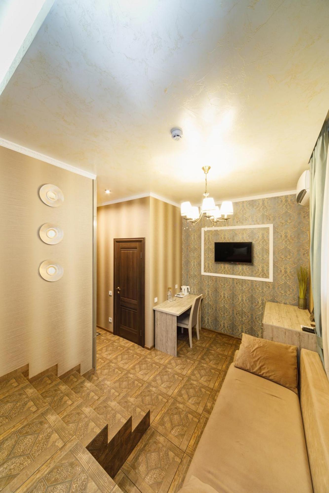 L.O.Y Family Hotel Dnipro Esterno foto