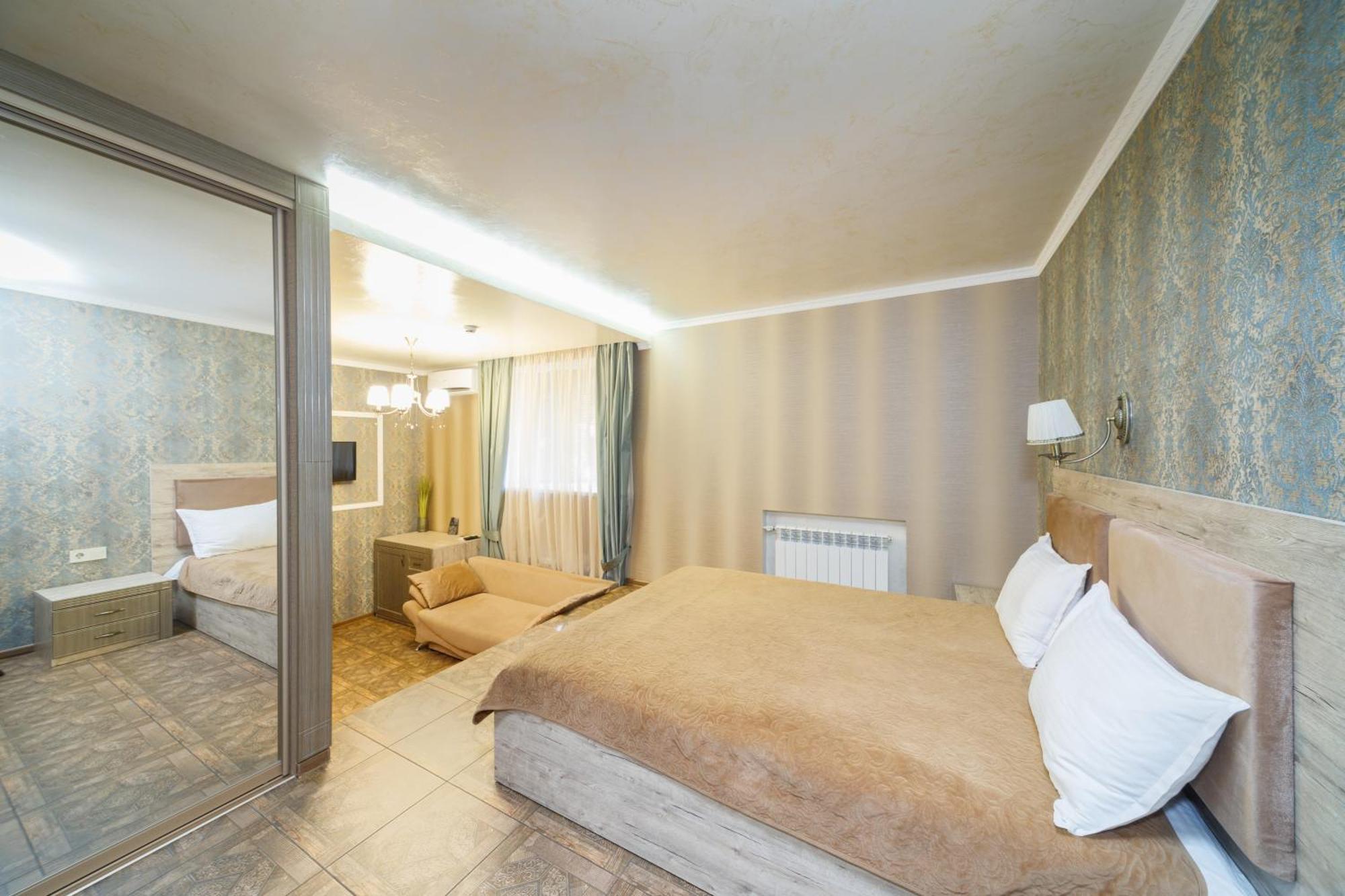 L.O.Y Family Hotel Dnipro Esterno foto