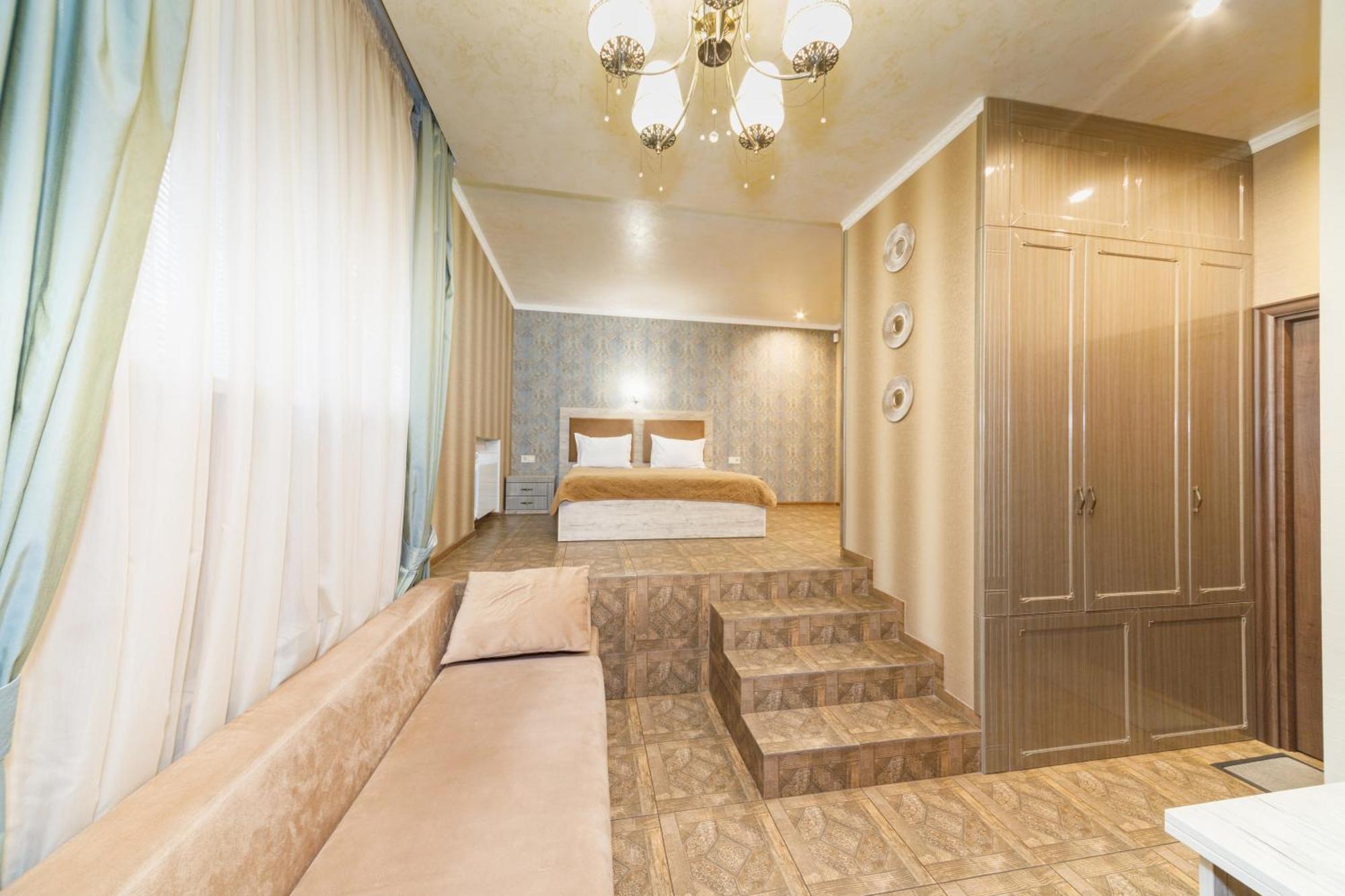 L.O.Y Family Hotel Dnipro Esterno foto
