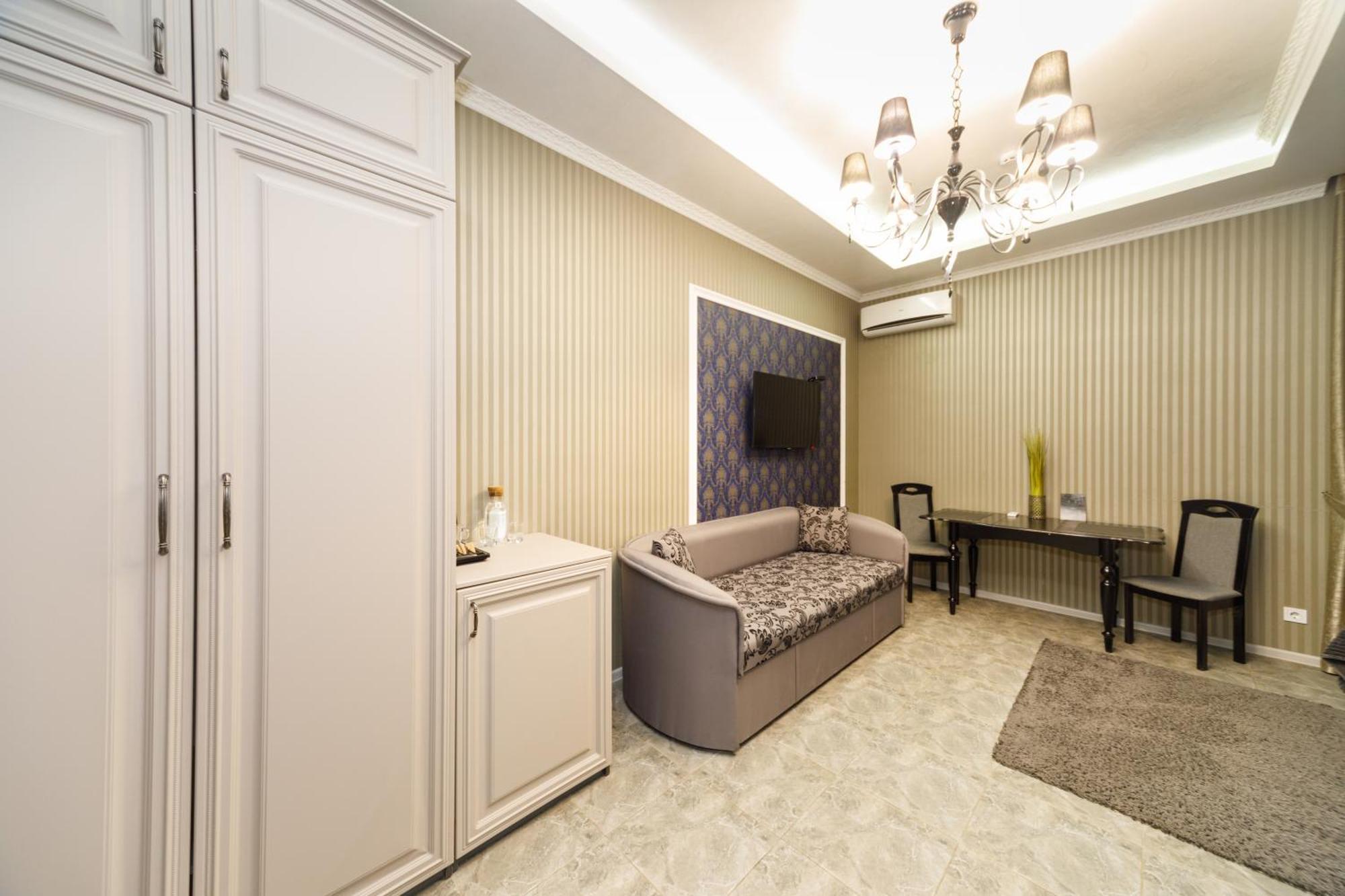 L.O.Y Family Hotel Dnipro Esterno foto