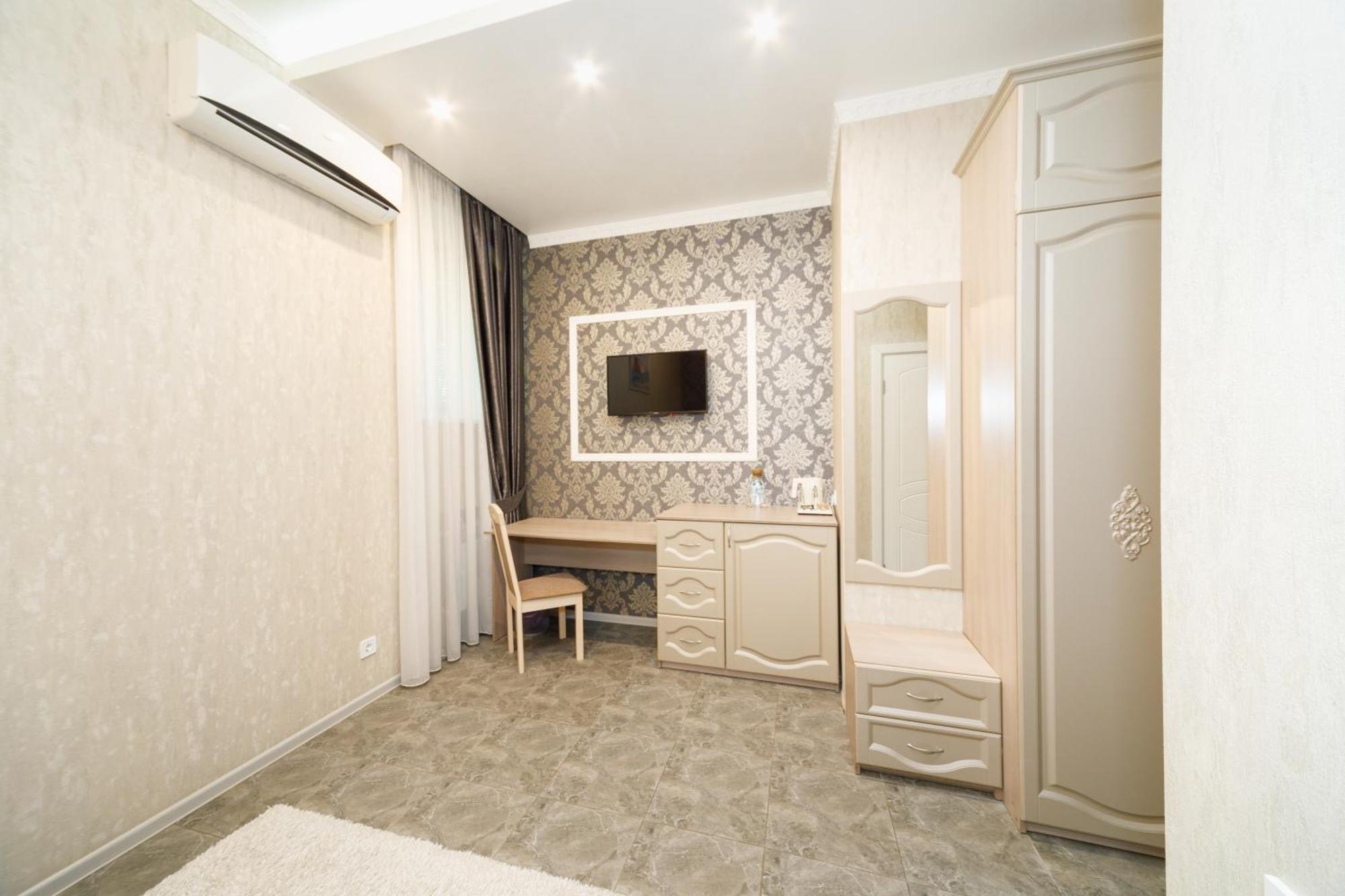 L.O.Y Family Hotel Dnipro Esterno foto
