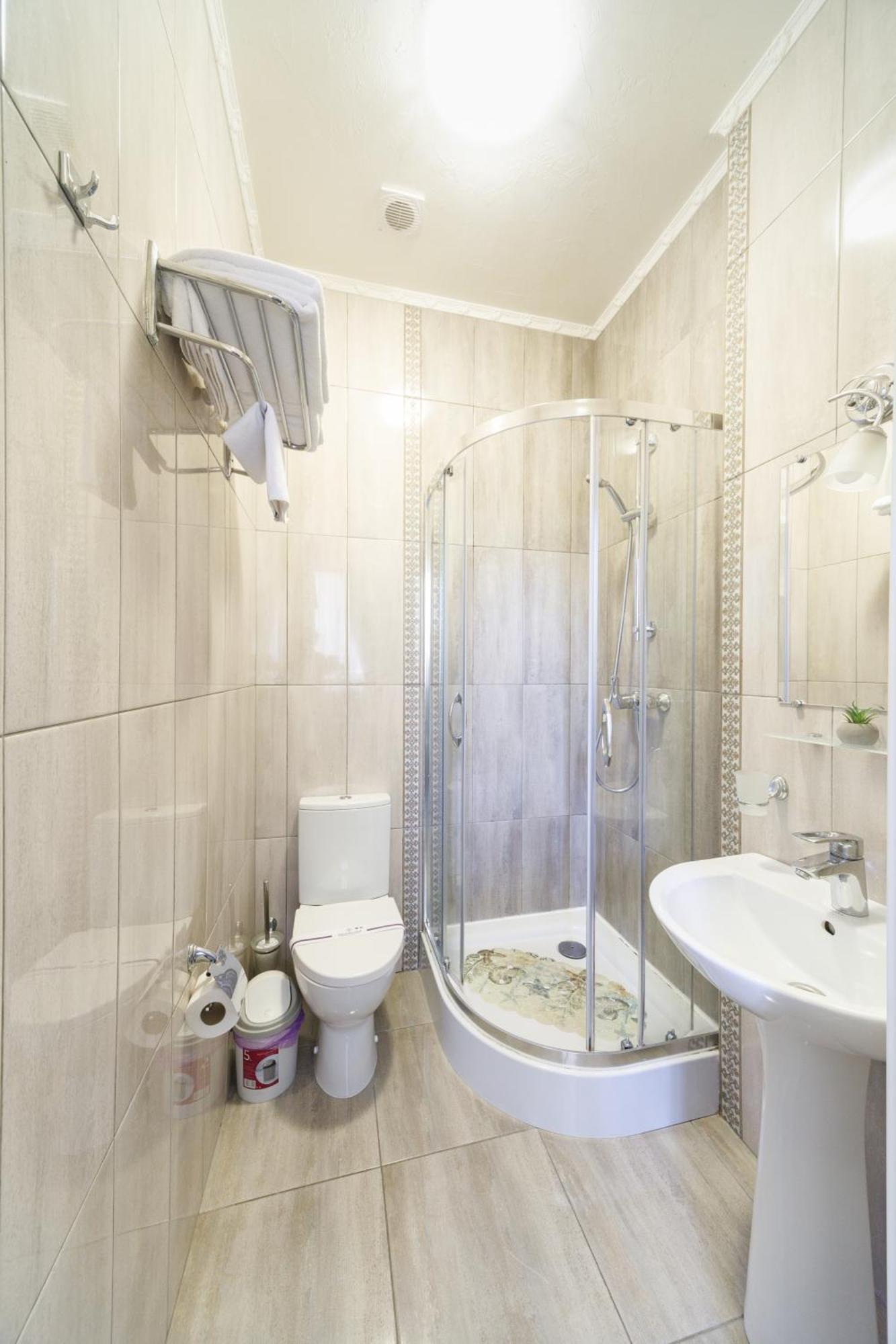 L.O.Y Family Hotel Dnipro Esterno foto