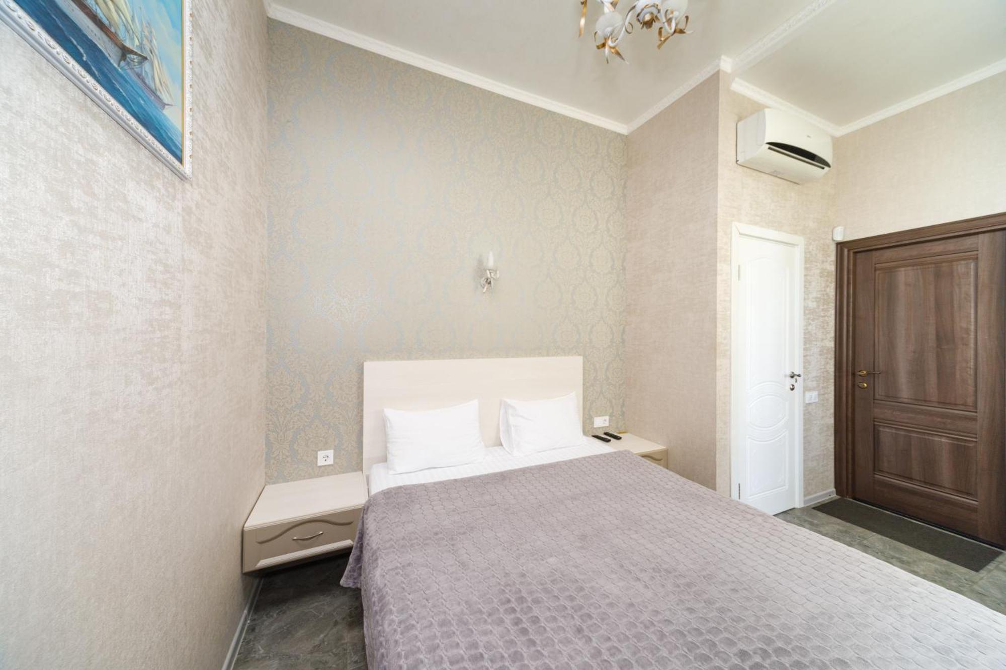 L.O.Y Family Hotel Dnipro Esterno foto