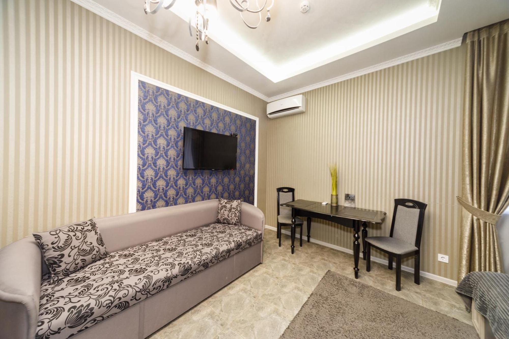 L.O.Y Family Hotel Dnipro Esterno foto