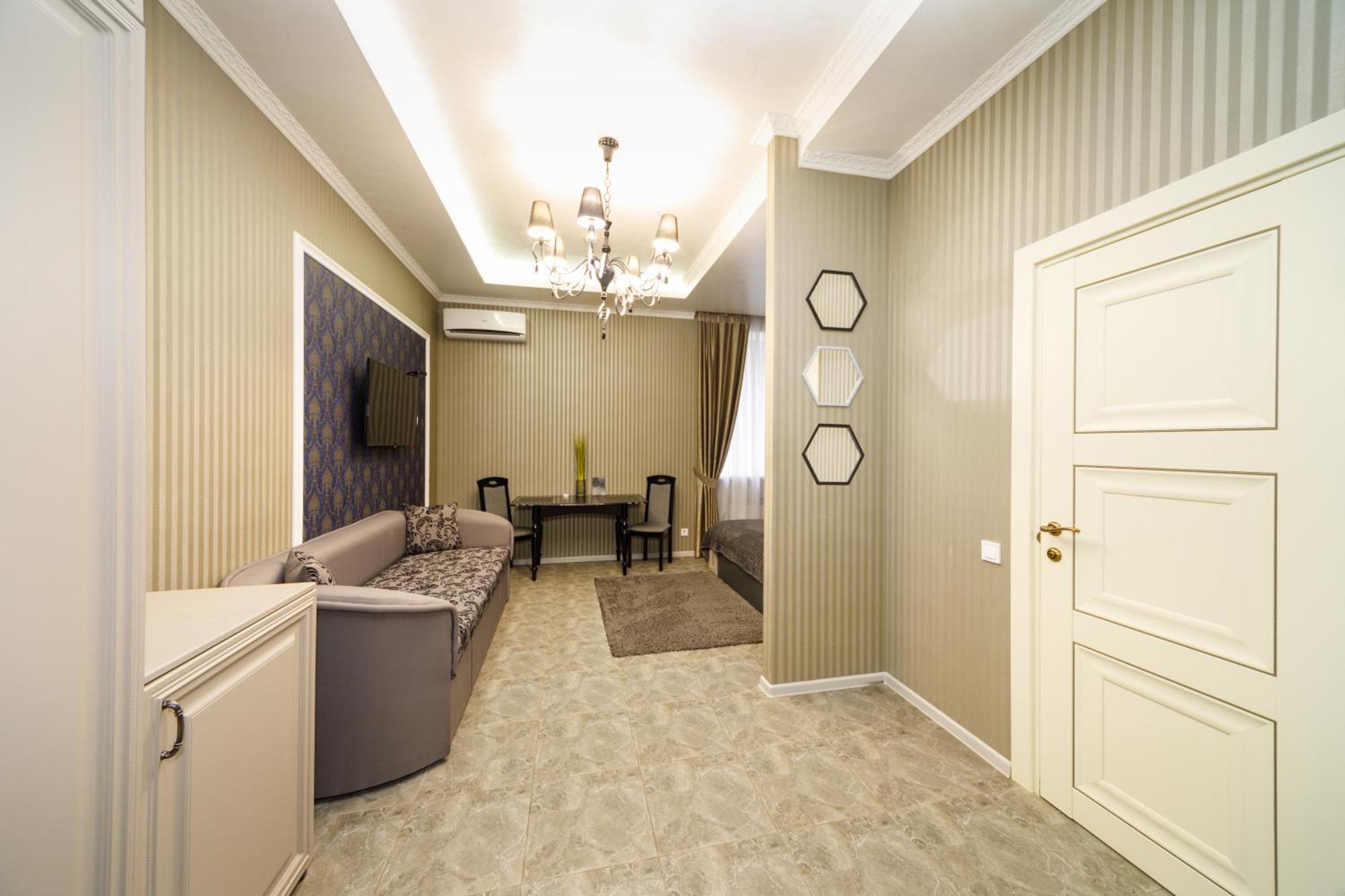 L.O.Y Family Hotel Dnipro Esterno foto