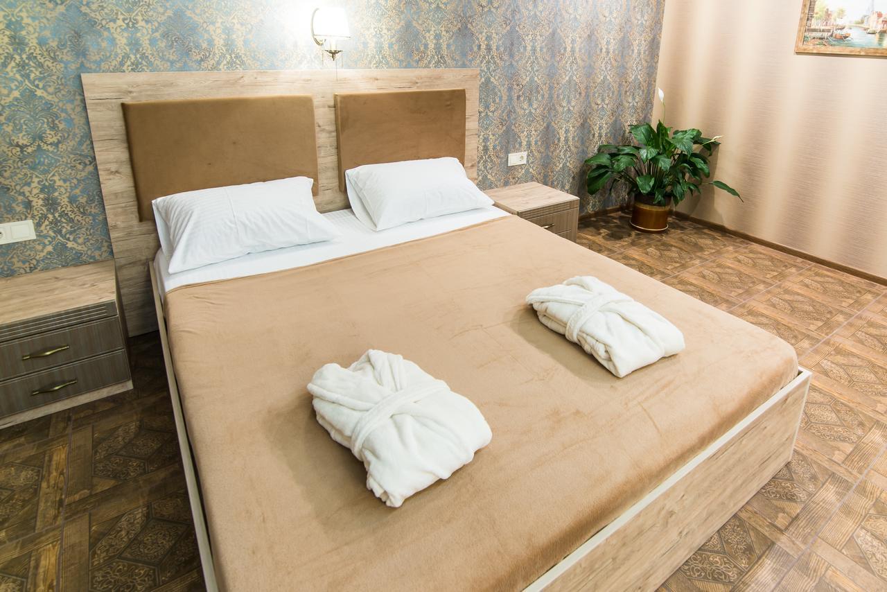 L.O.Y Family Hotel Dnipro Esterno foto