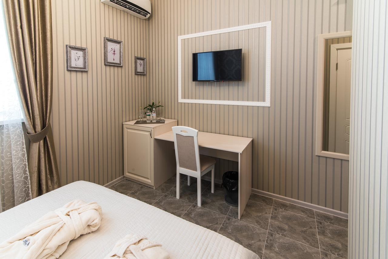 L.O.Y Family Hotel Dnipro Esterno foto