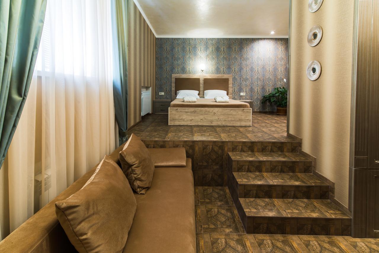 L.O.Y Family Hotel Dnipro Esterno foto