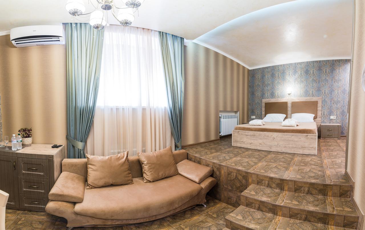 L.O.Y Family Hotel Dnipro Esterno foto
