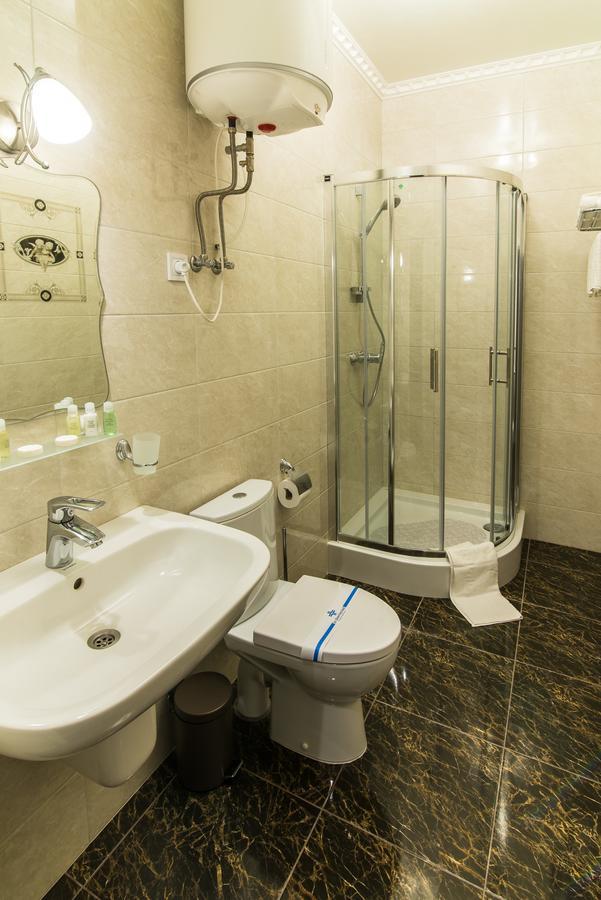L.O.Y Family Hotel Dnipro Esterno foto
