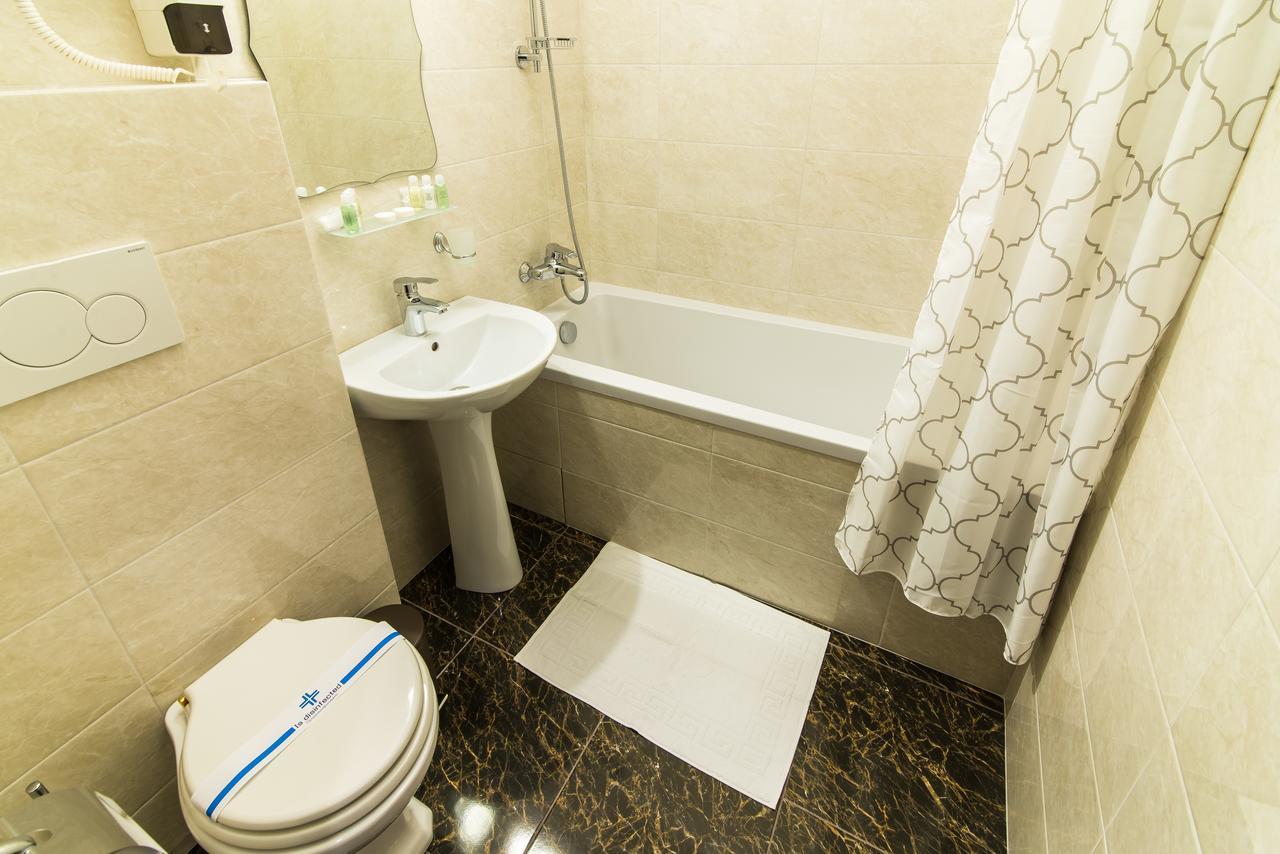 L.O.Y Family Hotel Dnipro Esterno foto