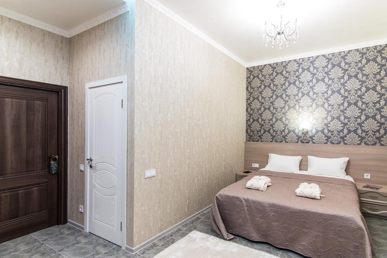 L.O.Y Family Hotel Dnipro Esterno foto