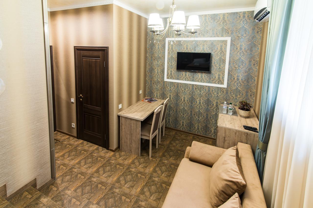 L.O.Y Family Hotel Dnipro Esterno foto