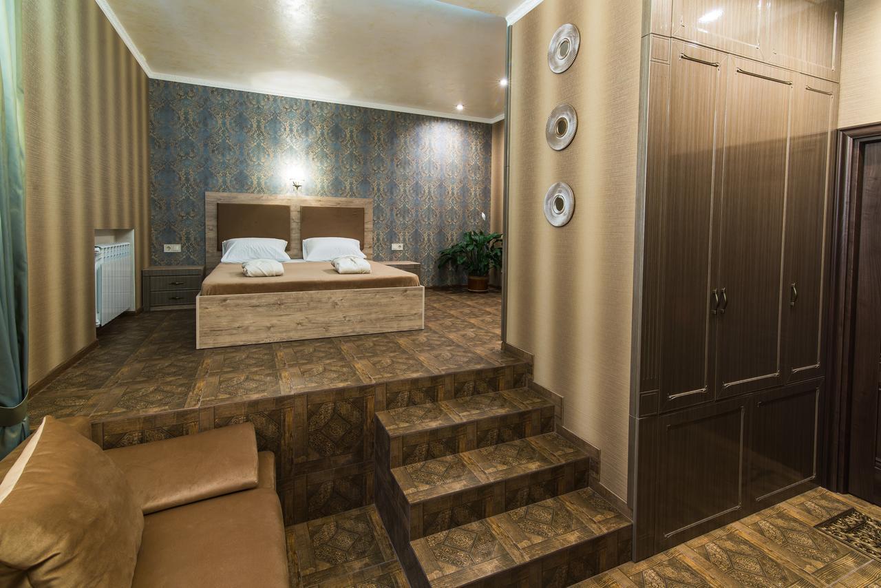 L.O.Y Family Hotel Dnipro Esterno foto